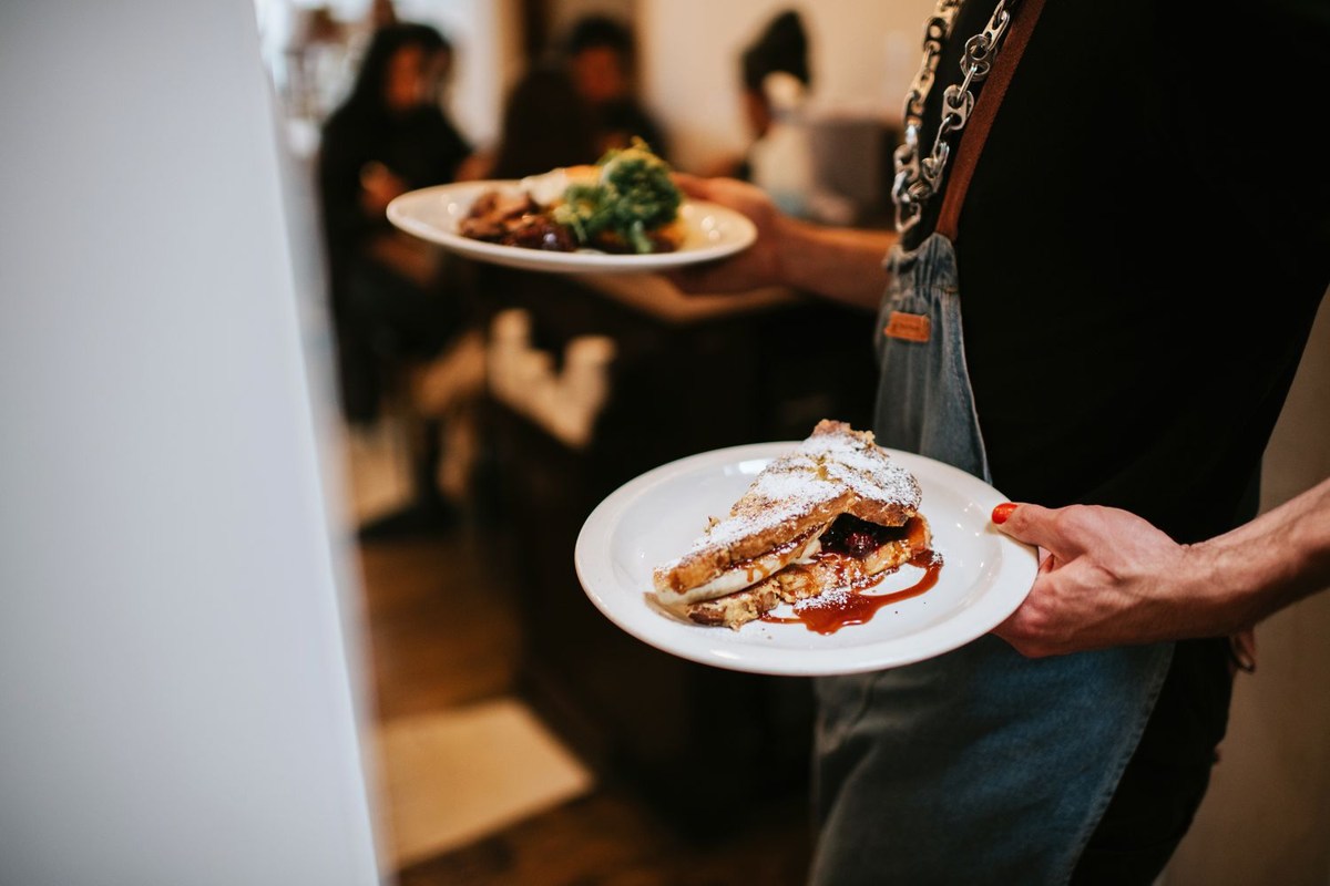 سرو و تحویل غذا