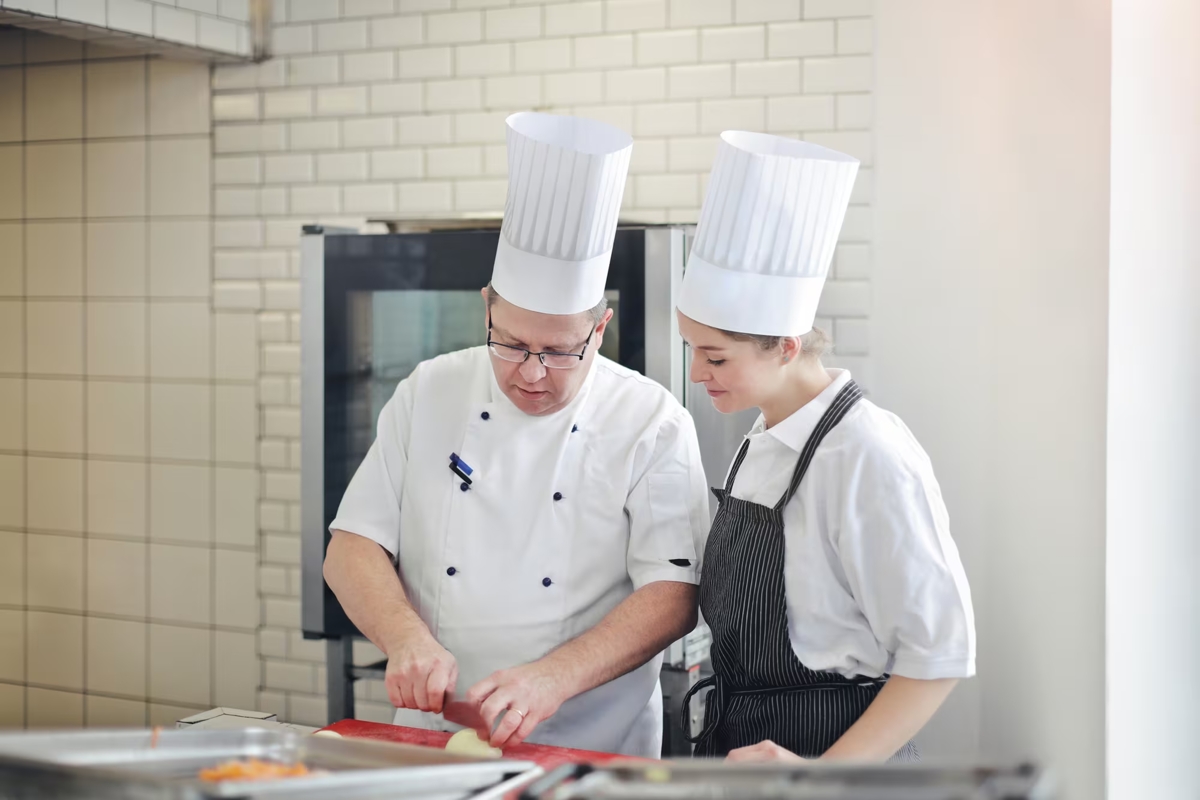 کمک وسط کار در پخت غذاهای ساده