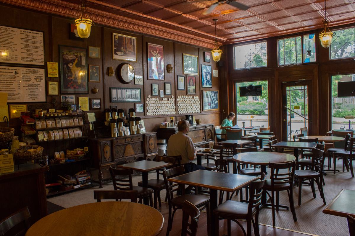 فضای داخلی و طراحی کافه