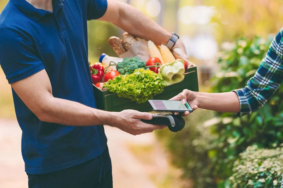 دلیوری غذا چطور به سودآوری رستوران کمک میکند؟